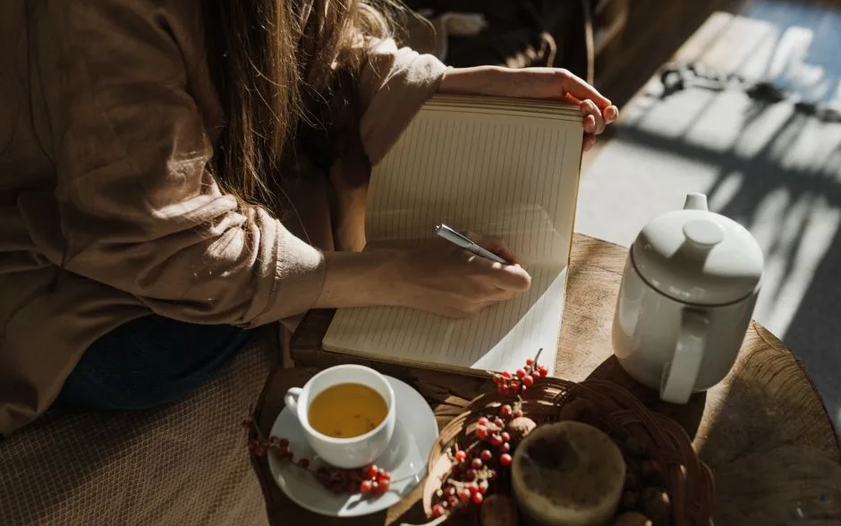 Carnet et tasse de thé : écrire un message à la rédaction